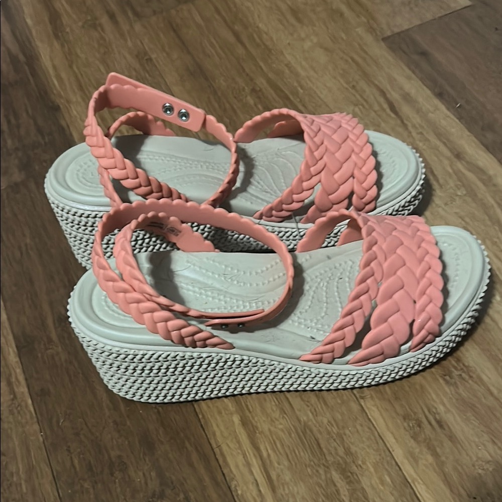 Coral NWT  women’s Croc sandals size 8 - Picture 2 of 7